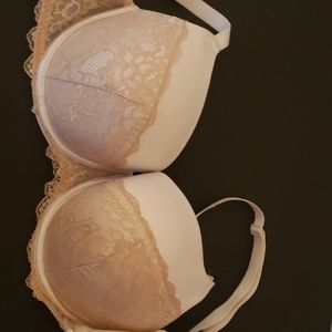 Cacique Ivory lace trimmed 38DD bra